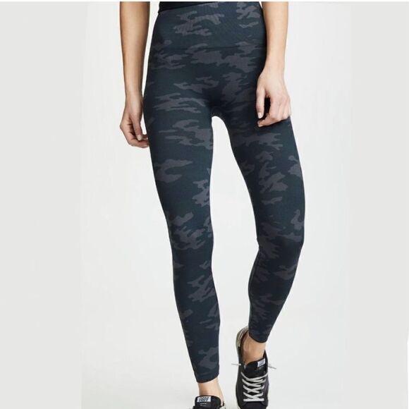 Spanx Look At Me Now Seamless Athletic Compression Camo Leggings Women’s Small - Picture 1 of 9